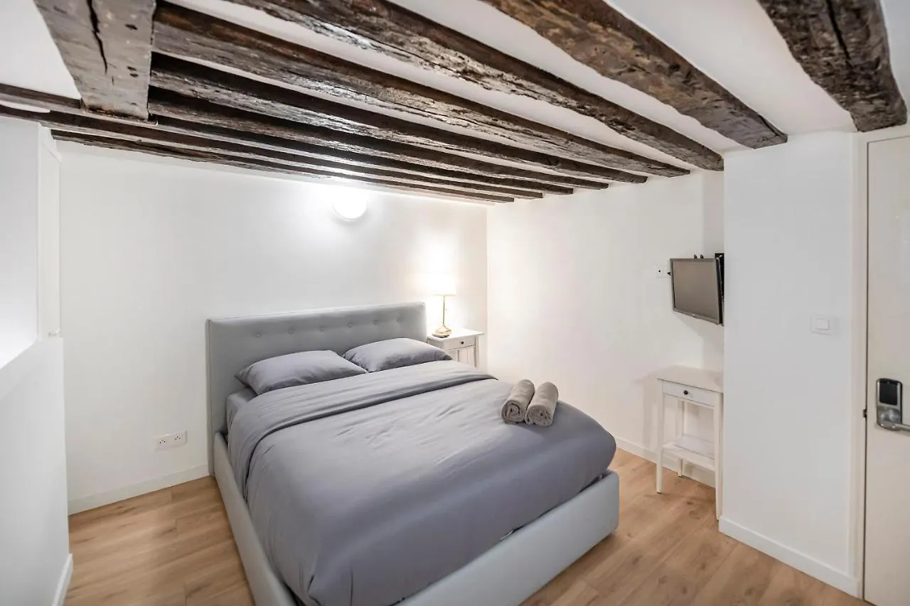 Paris Place Pantheon Apartment